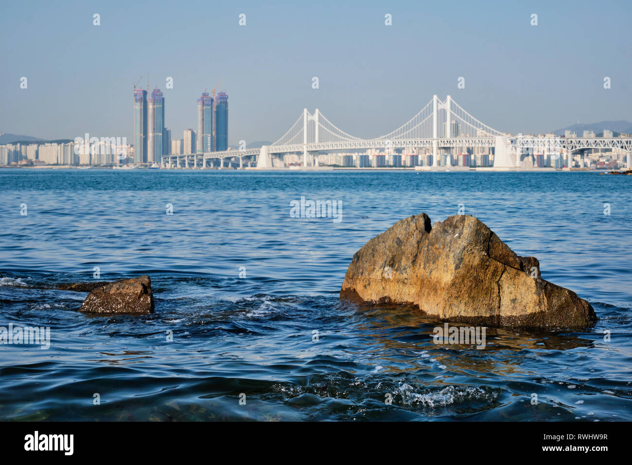 Gwangan Brücke und Wolkenkratzer in Busan, Südkorea Stockfoto