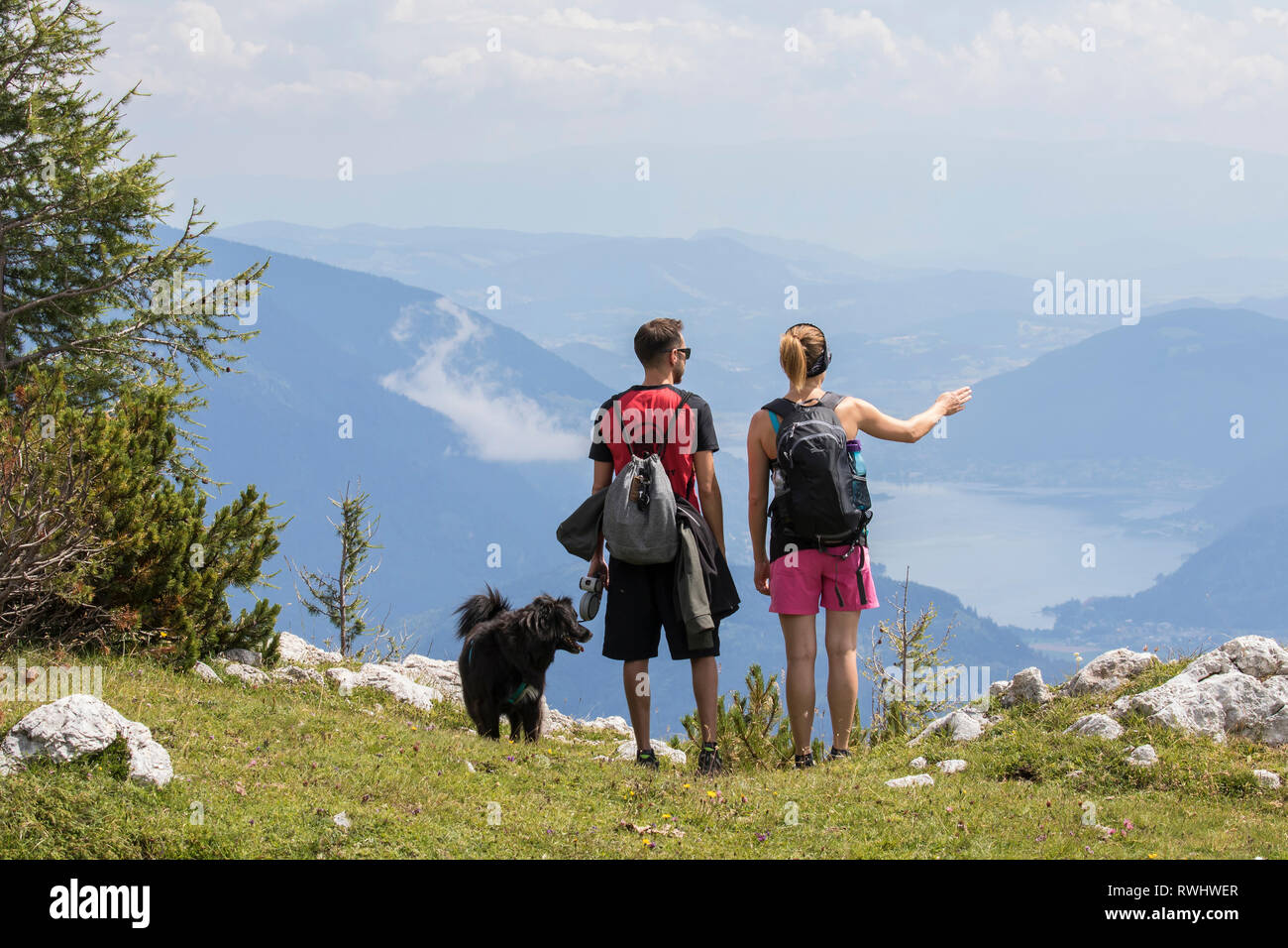 Wanderer im Naturpark Dobratsch, Villacher Alpe, Kärnten, Österreich Stockfoto