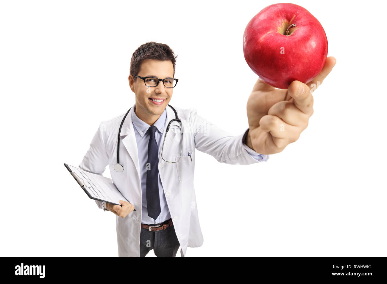 Lächelnden jungen männlichen Arzt Holding einen roten Apfel vor der Kamera auf weißem Hintergrund Stockfoto