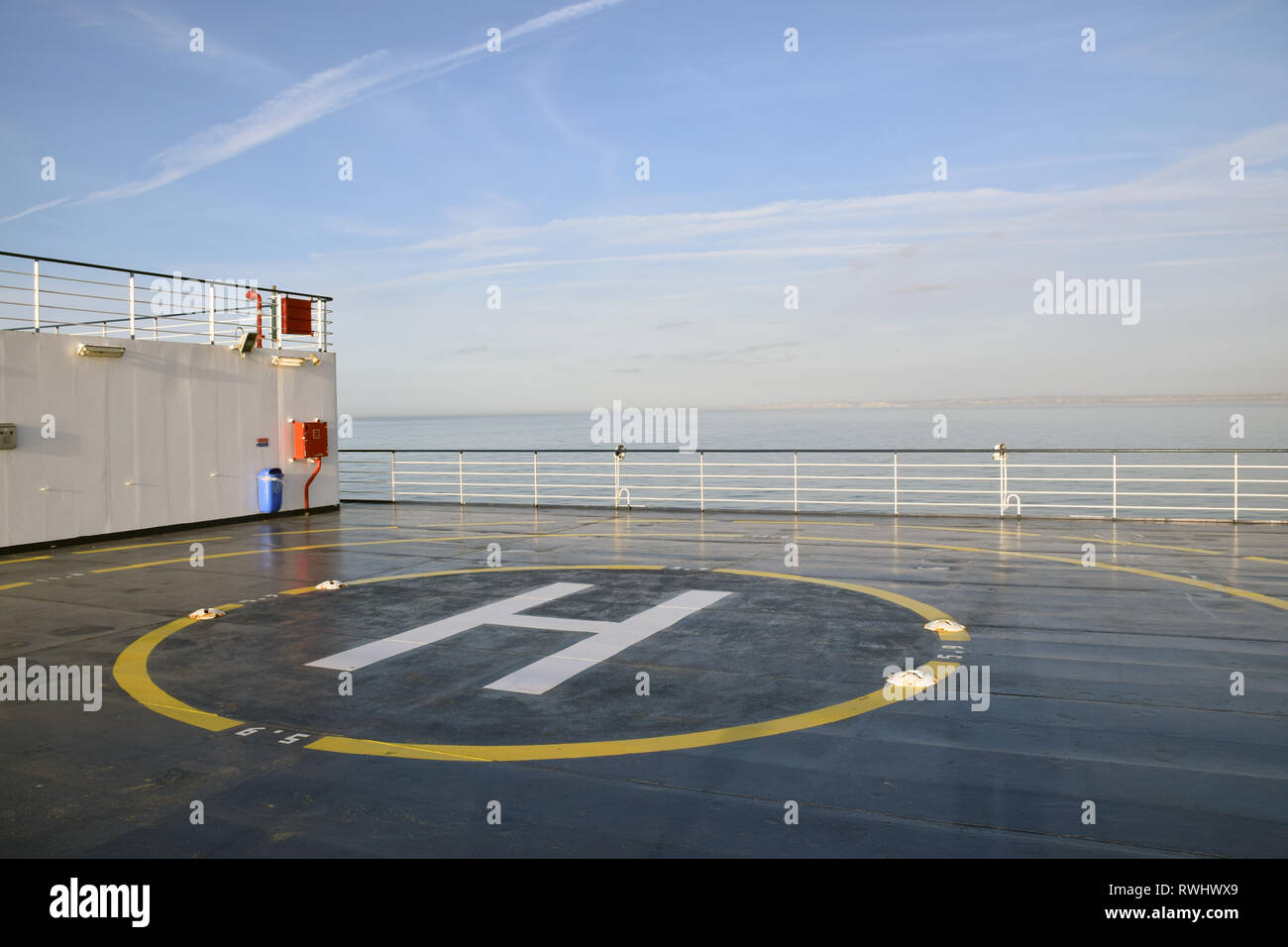 Hubschrauberlandeplatz auf der Bretagne Fähren Boot, Feb 2019 Stockfoto
