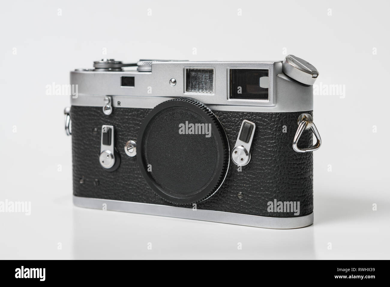 Leitz Leica M4 von 1967, alten analogen Kamera. Nur Body, ohne Objektiv auf weißem Studiohintergrund. Stockfoto