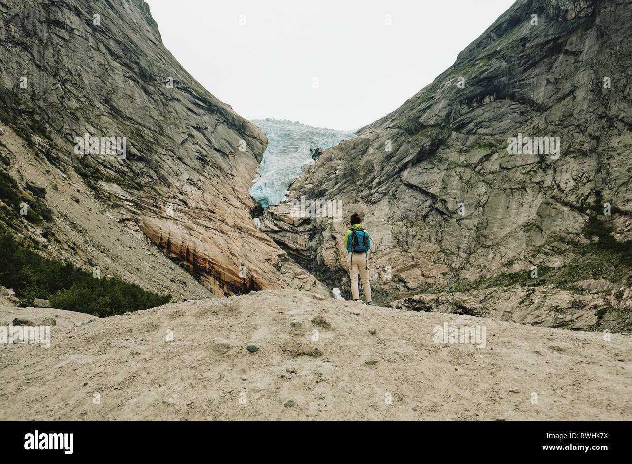 Glacier Retreat - EINE touristische Besichtigung der sich zurückziehende Briksdal Glacier / Briksdalsbreen ein Arm des größeren Jostedalsbreen Gletschers in Stryn Norwegen. Stockfoto