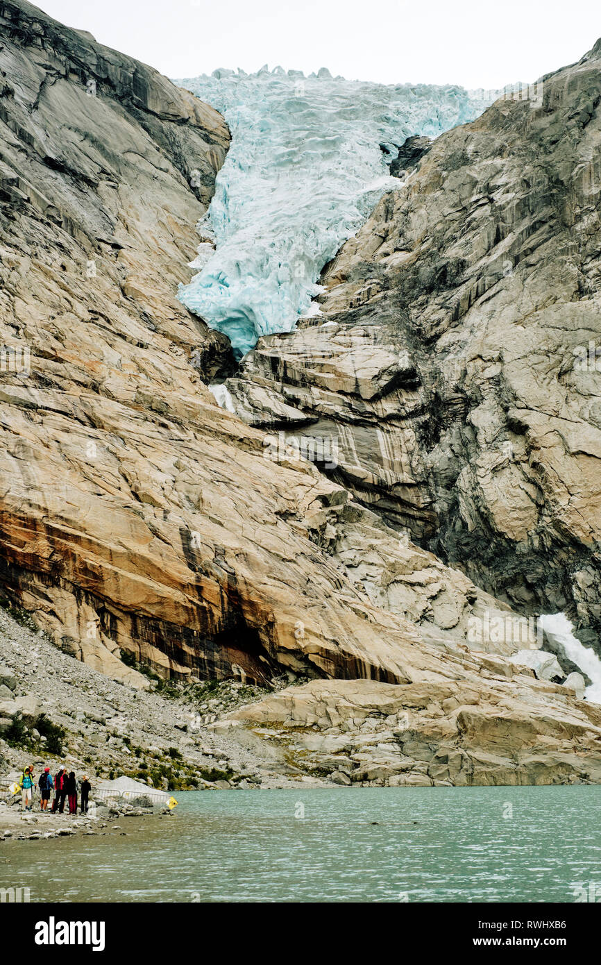 Glacier Retreat - der Rückzug Briksdal Glacier / Briksdalsbreen ein Arm des größeren Jostedalsbreen Gletschers und exponierte Felswand in Stryn Norwegen. Stockfoto