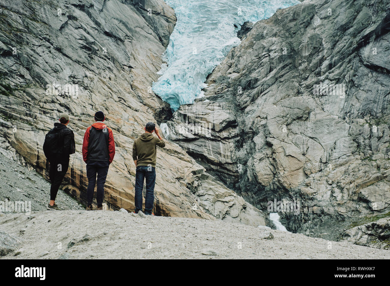 Glacier Retreat - Touristen sehen den sich zurückziehenden Briksdal Gletscher / Briksdalsbreen ein Arm des Jostedalsbreen Gletschers in Stryn Norwegen. Stockfoto