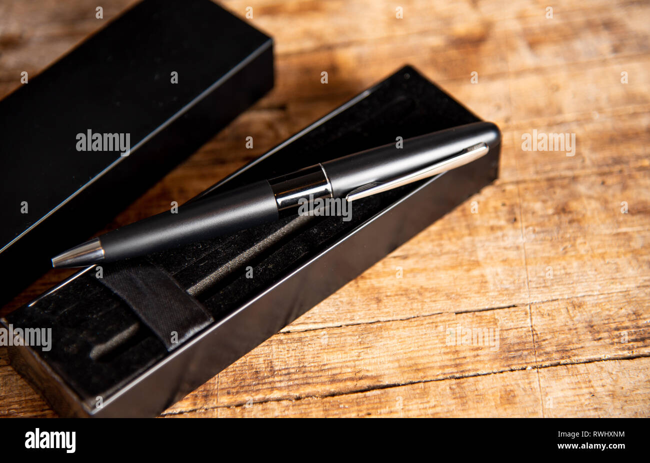 Schwarzer Stift auf einem Holztisch, Ansicht von oben Stockfoto