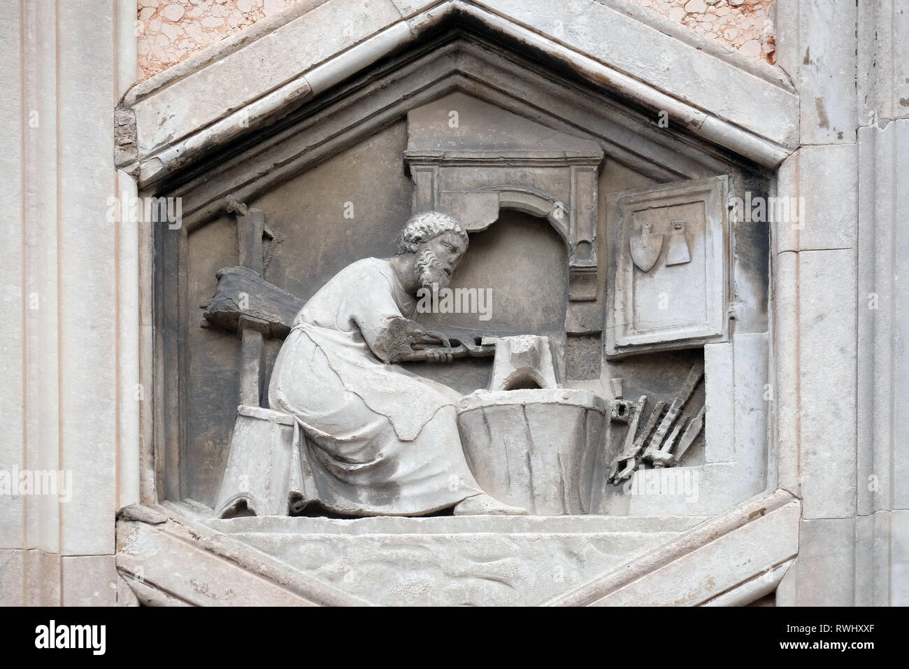 Thubalkain von Nino Pisano, 1334-36., Relief auf Giotto Campanile der Kathedrale Santa Maria del Fiore (Kathedrale der Heiligen Maria der Blume), Florence. Stockfoto