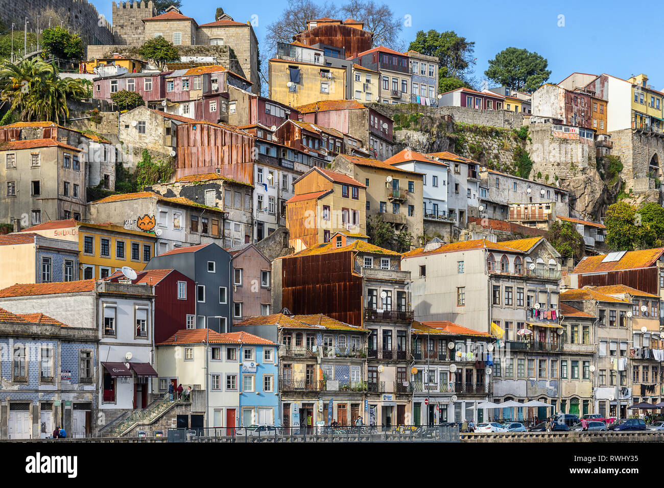 Bunte Häuser auf dem Fluss Douro in Portugal Stockfoto