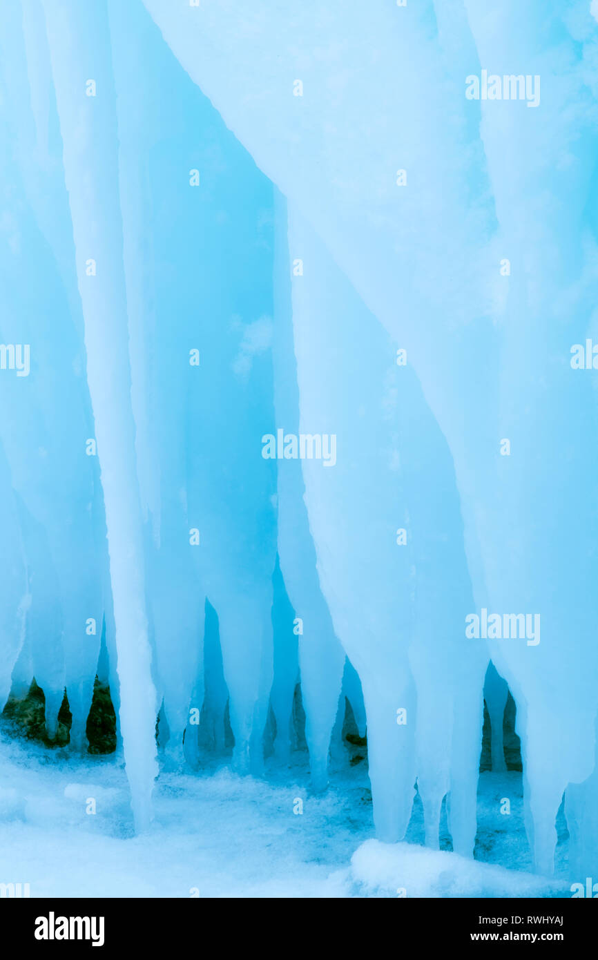 Eiszapfen Detail gebildet auf Eis eingehüllt Felsen, Bruce Peninsula National Park, Tobermory, Ontario, Kanada Stockfoto
