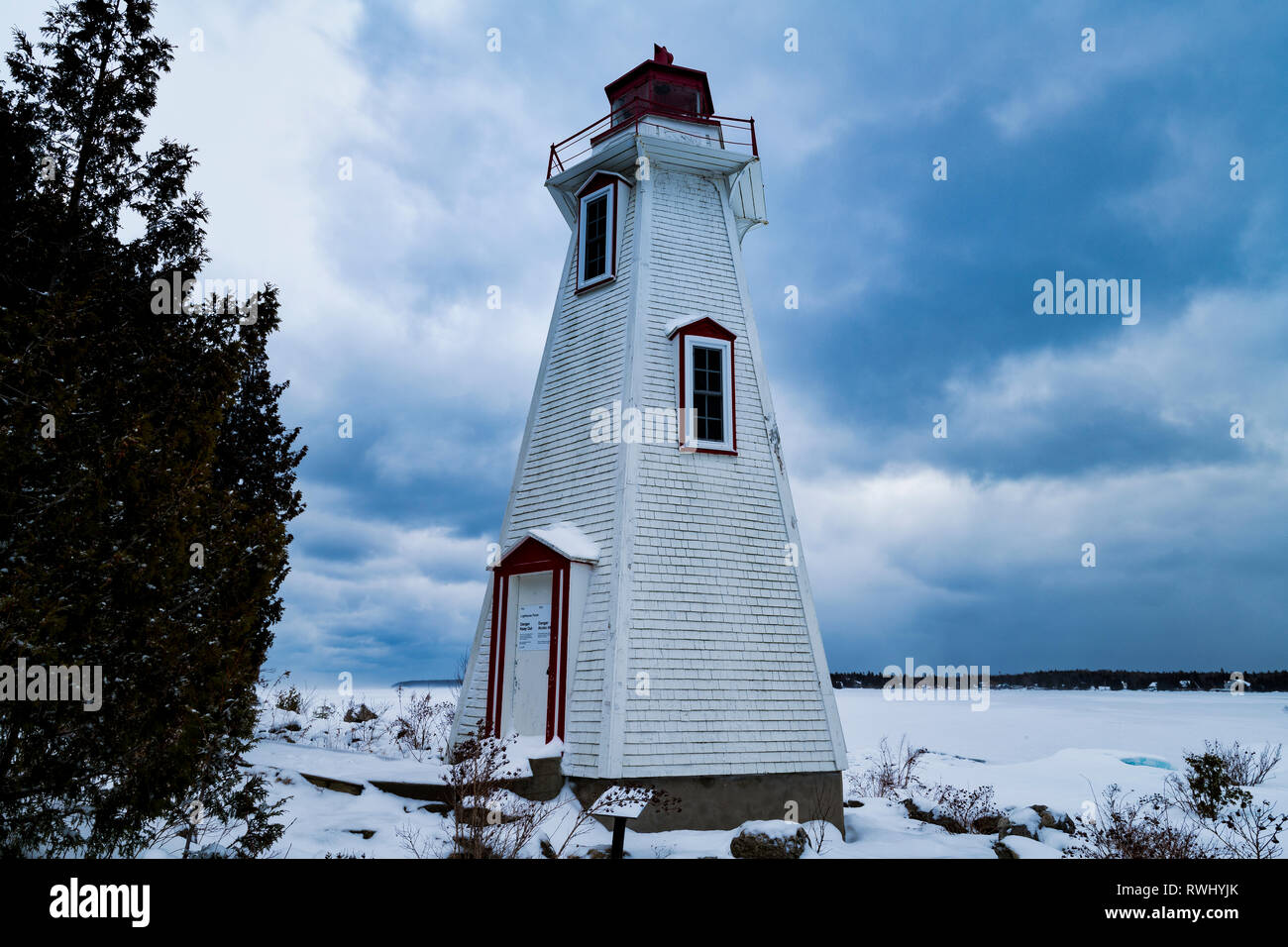 Leuchtturm steht wie ein einsamer Sentinel gegen eine kalte, winterliche Georgian Bay, Bruce Peninsula National Park, Tobermory, Ontario, Kanada Stockfoto