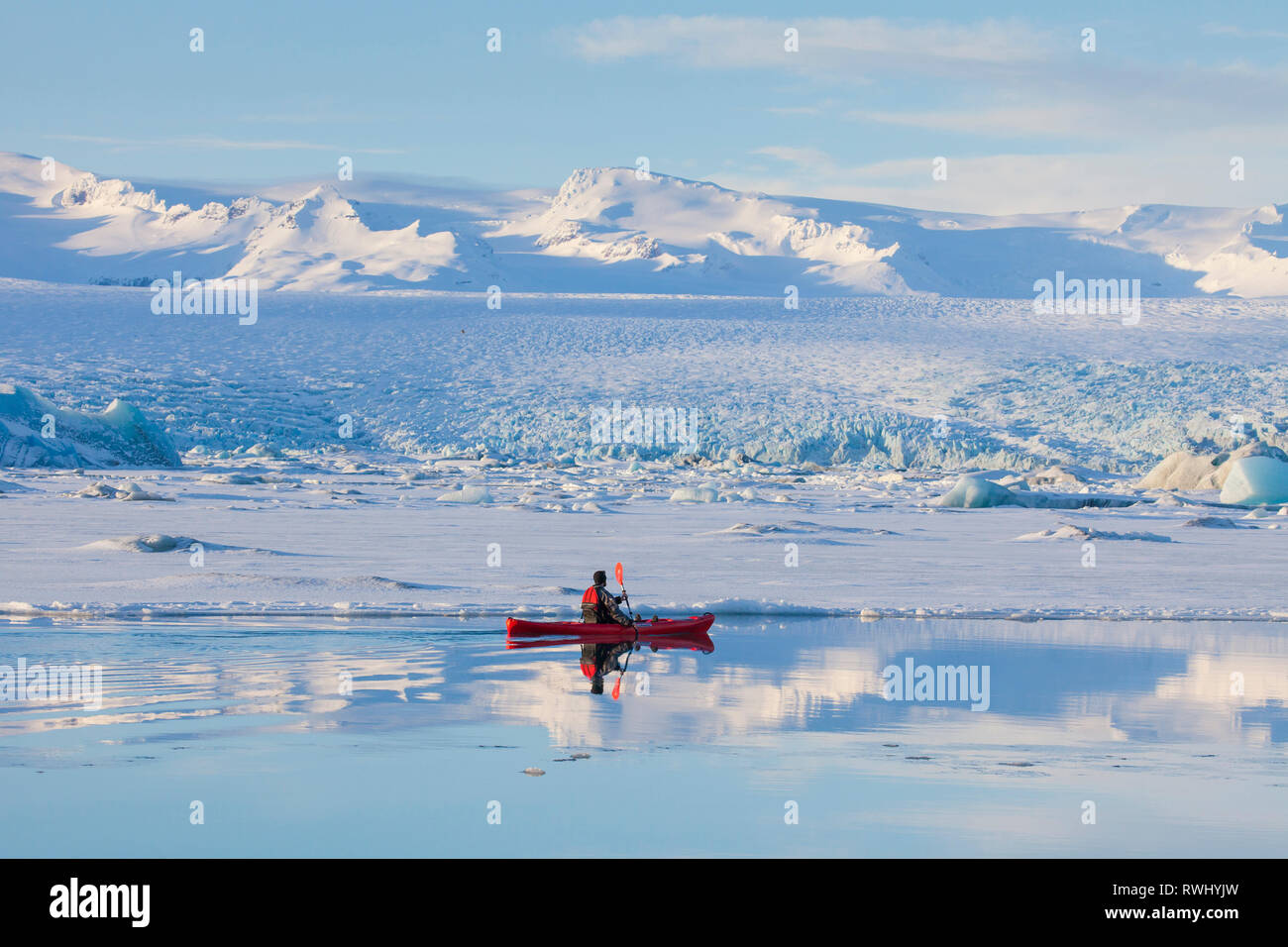 Kajak auf dem Gletschersee Joekusarlon im Winter, Island Stockfoto