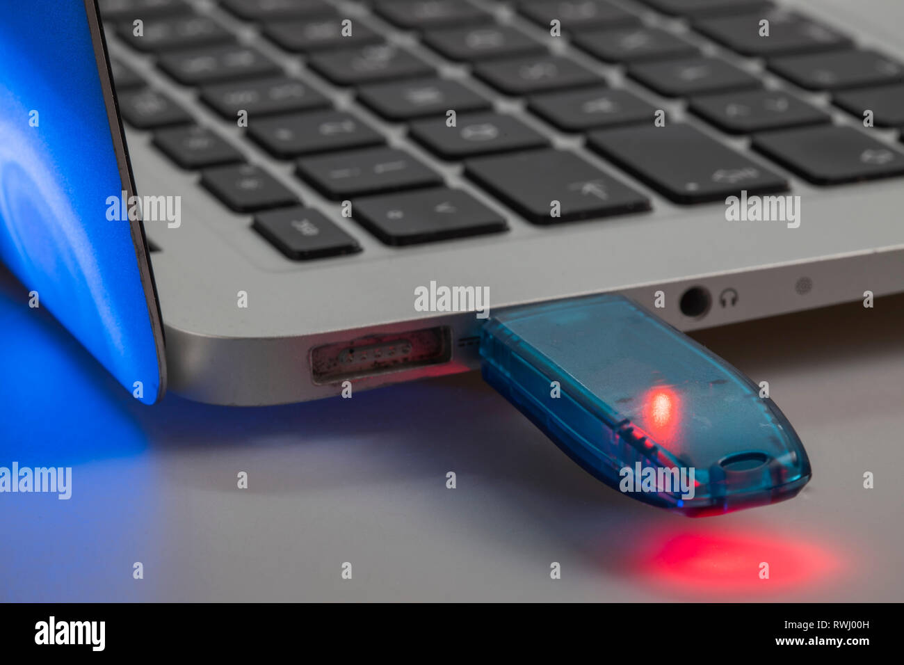 USB Memory Stick, in einem Laptop Computer, Stockfoto