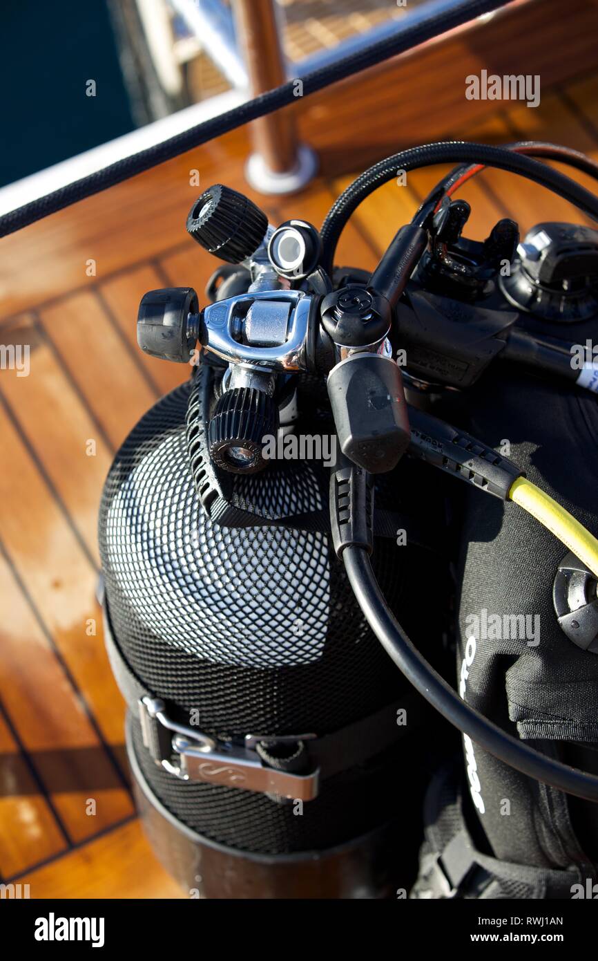 Nahaufnahme von Tauchausrüstung, Sauerstoff Tank, Atemschutzmaske auf dem Deck des Bootes Stockfoto