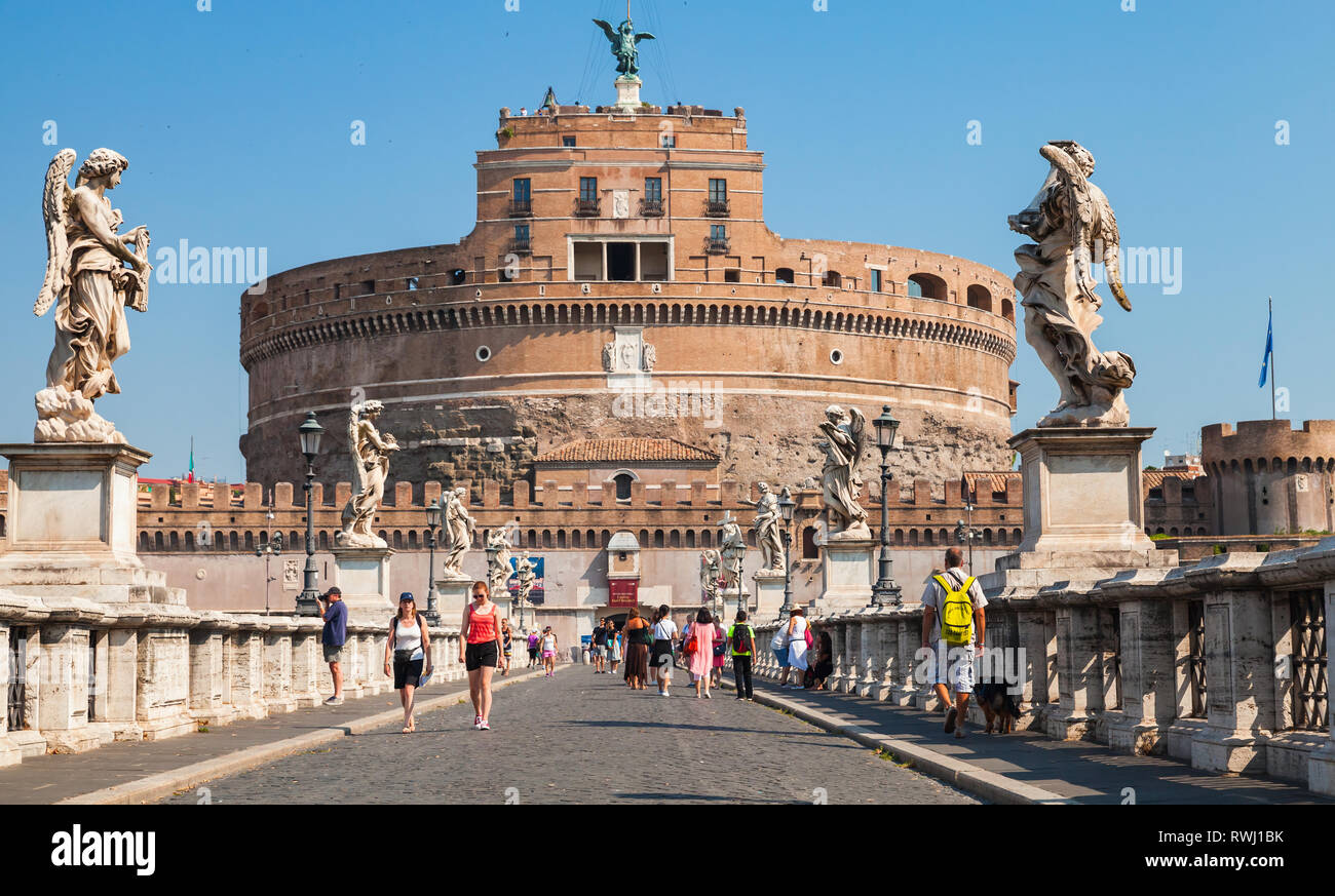 Rom, Italien, 8. August 2015: St. Angelo Brücke am Sommer, der Tag. Touristen zu Fuß in der Nähe von antiken Statuen Stockfoto