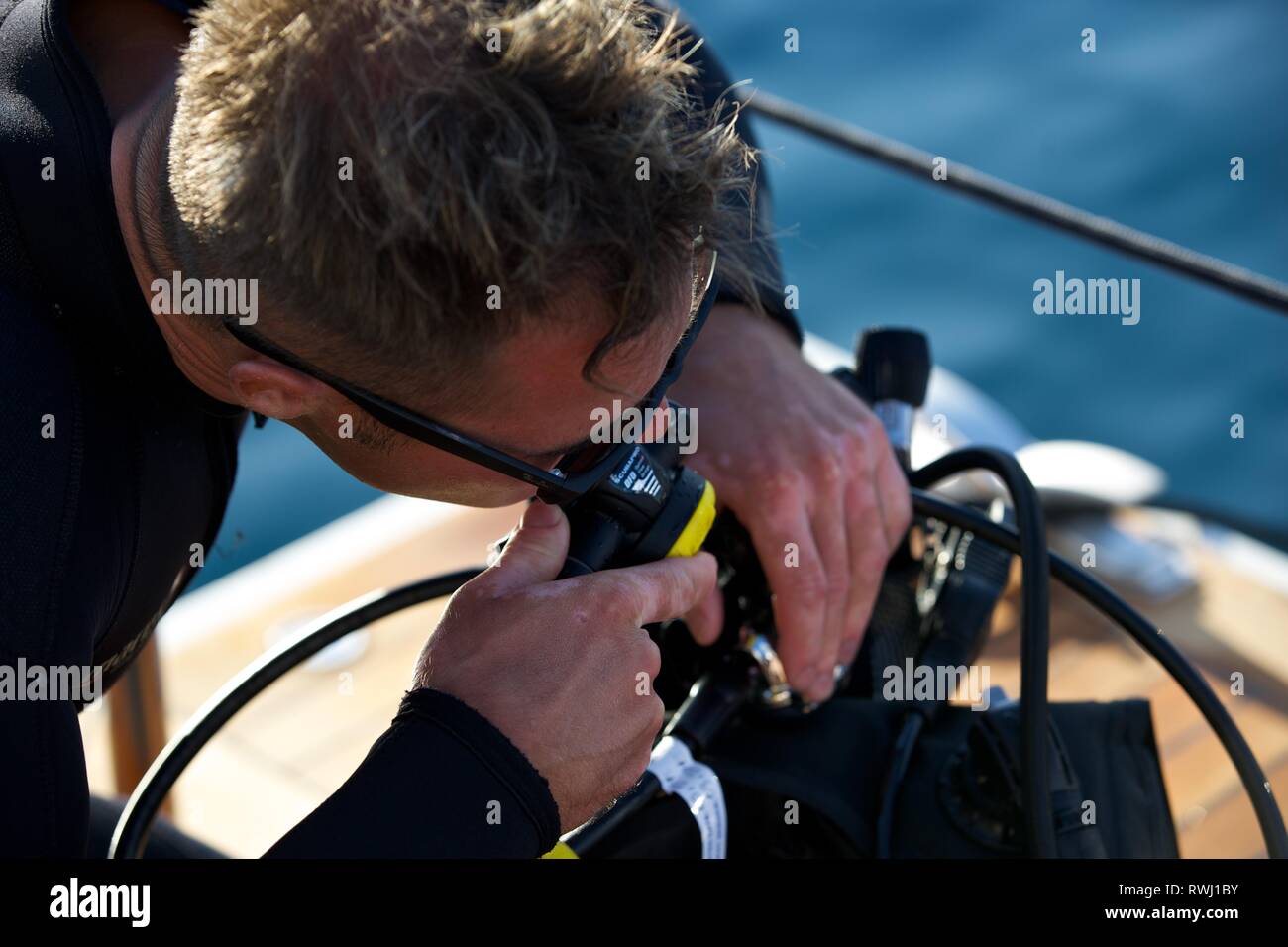 Nahaufnahme von Diver Kontrolle atemschutzmaske an Bord Boot Deck Stockfoto