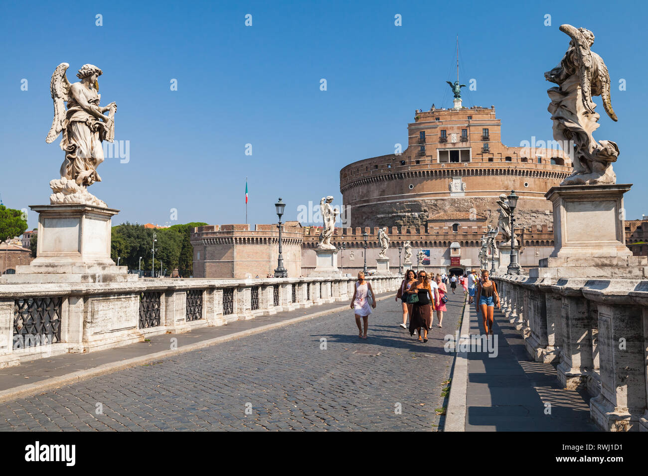 Rom, Italien, 8. August 2015: Touristen in St. Angelo Brücke im Sommer Tag Stockfoto