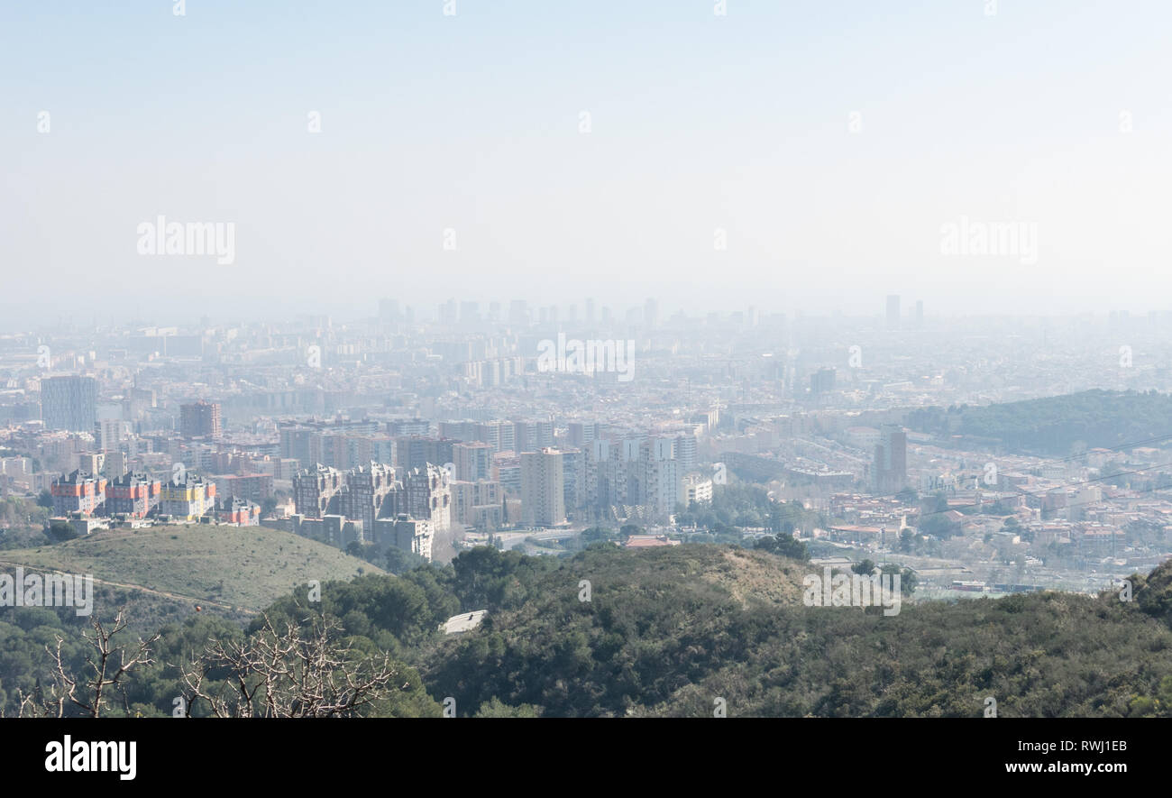 Übersicht der verschmutzten Stadt Barcelona, vom Collserola Gebirge, mit einer Schicht von Smog über Sie. Barcelona, Katalonien, Spanien Stockfoto