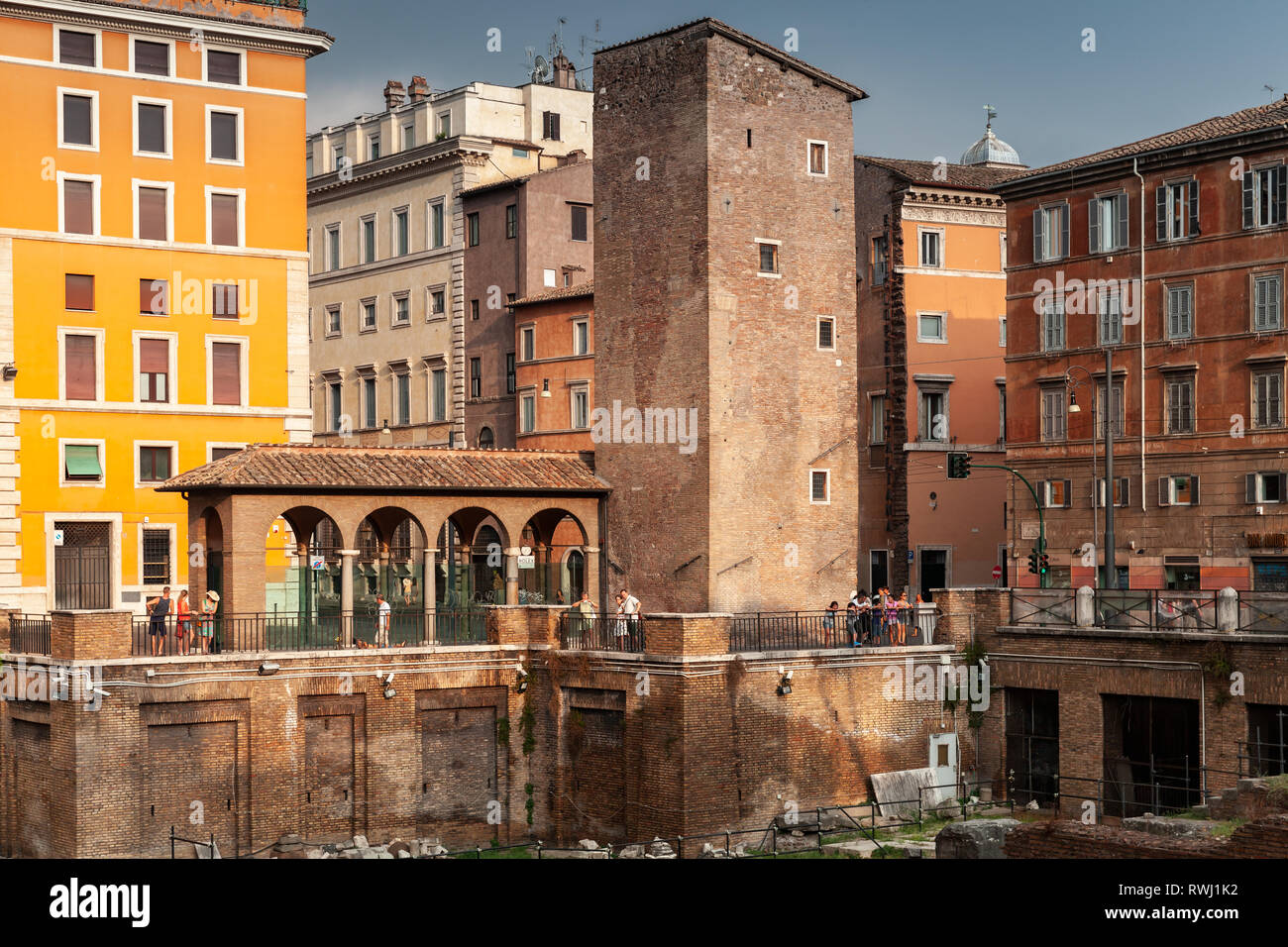 Rom, Italien, 8. August 2015: Touristen sind auf der Largo di Torre Argentina Platz mit vier römischen Republikanischen Tempeln und die Reste der Pompeys Theater in Stockfoto