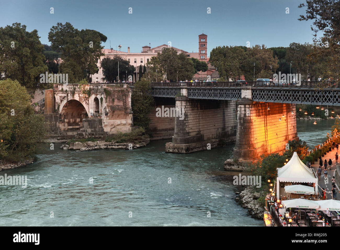 Rom, Italien, 8. August 2015: Street View mit normalen Menschen zu Fuß auf Ponte Palatino, eine römische Brücke in Rom Stockfoto