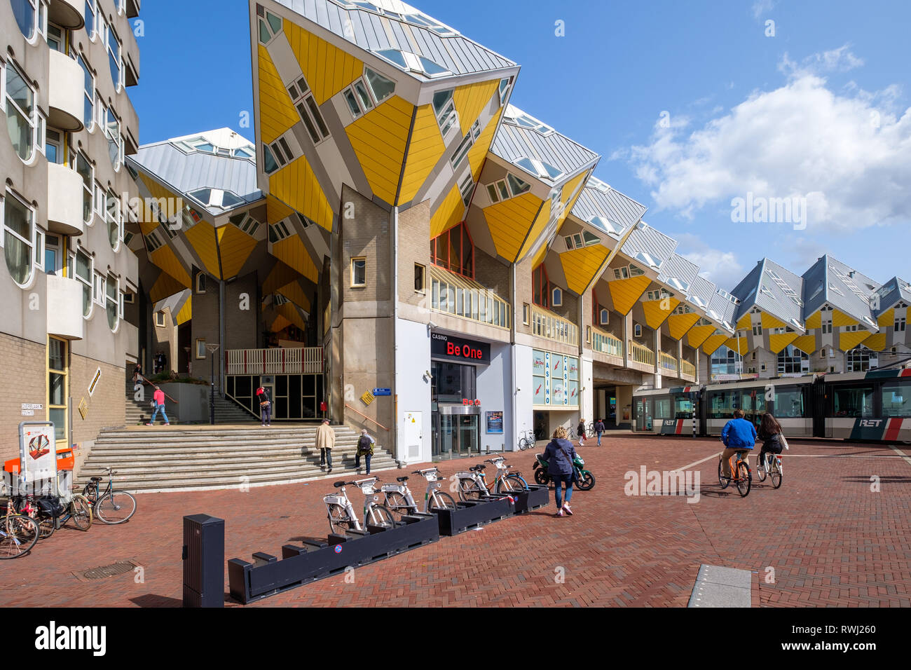 Schönen charakteristischen gelben Würfel Häuser im Zentrum von Rotterdam, die Niederlande Stockfoto