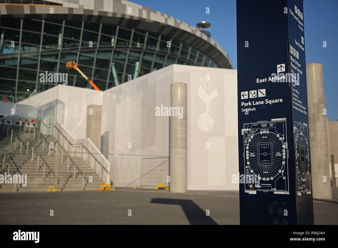Allgemeine Ansicht des neuen Stadions und Beschilderung - Tottenham Hotspur neue Stadion Entwicklung, White Hart Lane, London - 27. Februar 2019 Stockfoto