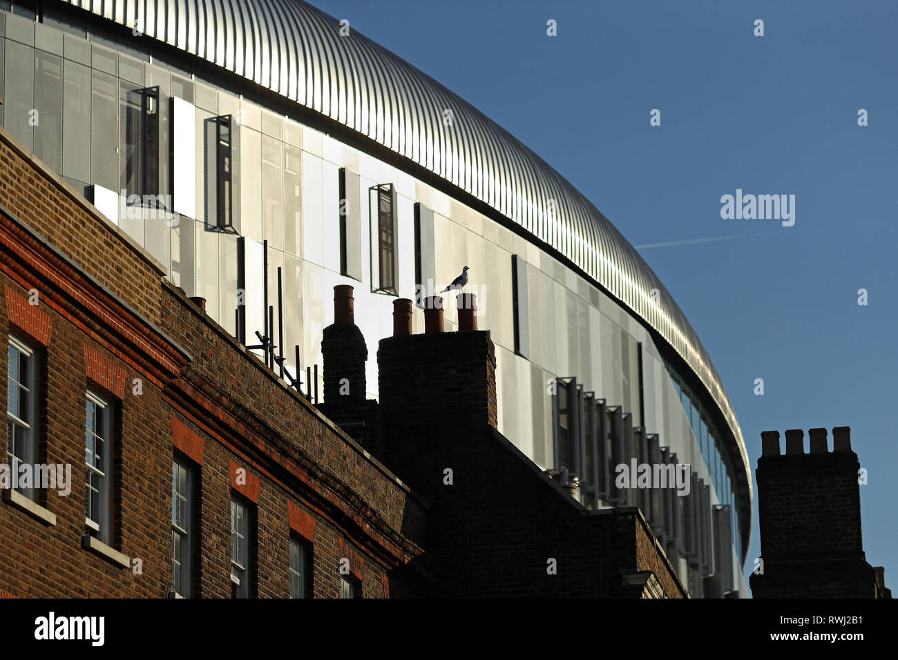 Allgemeine Ansicht des neuen Stadions moderne Dach unter den älteren Gebäuden - Tottenham Hotspur neue Stadion Entwicklung, White Hart Lane, London - 27. Fe Stockfoto