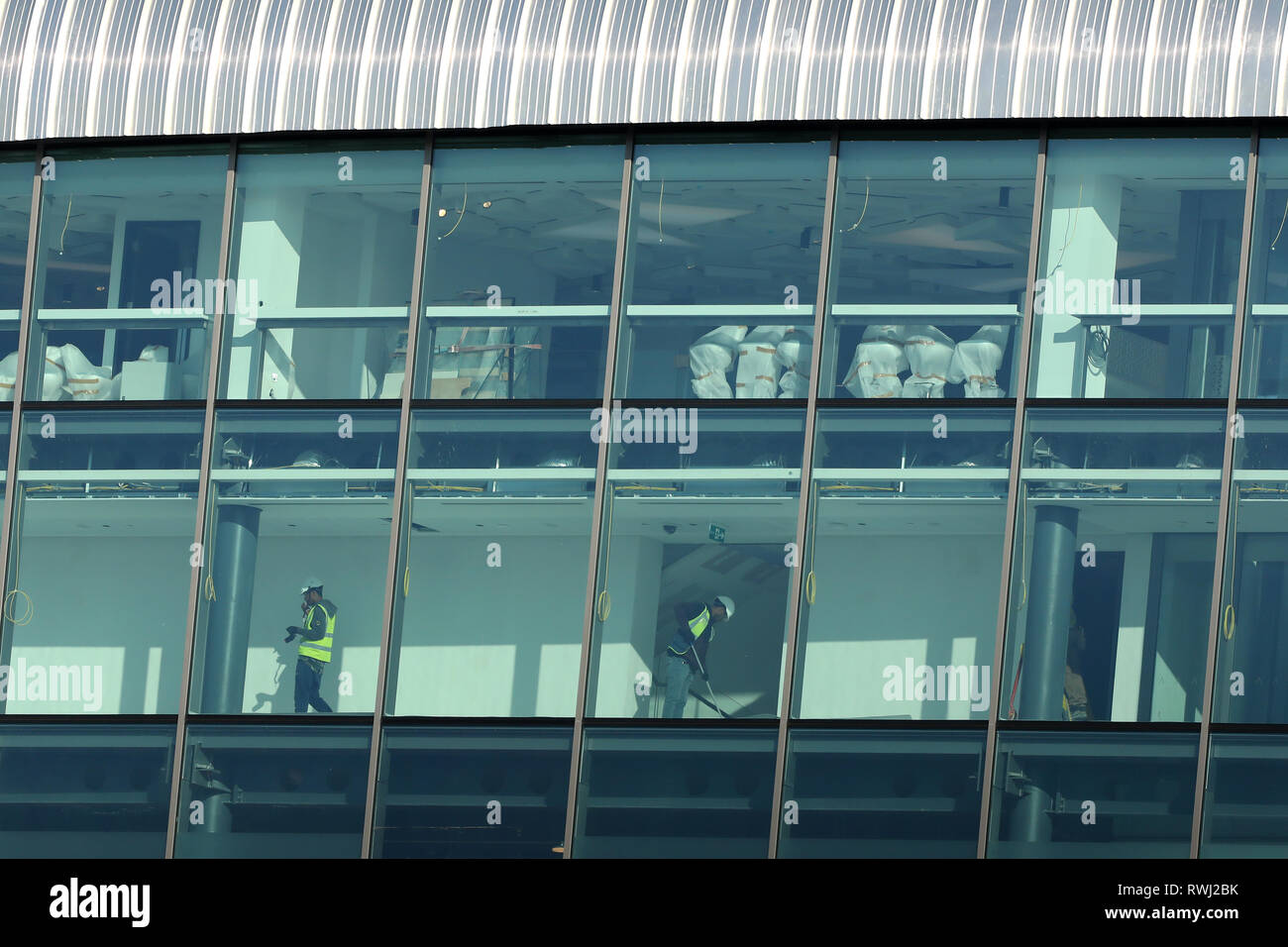 Arbeiter gelten letzte Hand an das neue Stadion - Tottenham Hotspur neue Stadion Entwicklung, White Hart Lane, London - 27. Februar 2019 Stockfoto