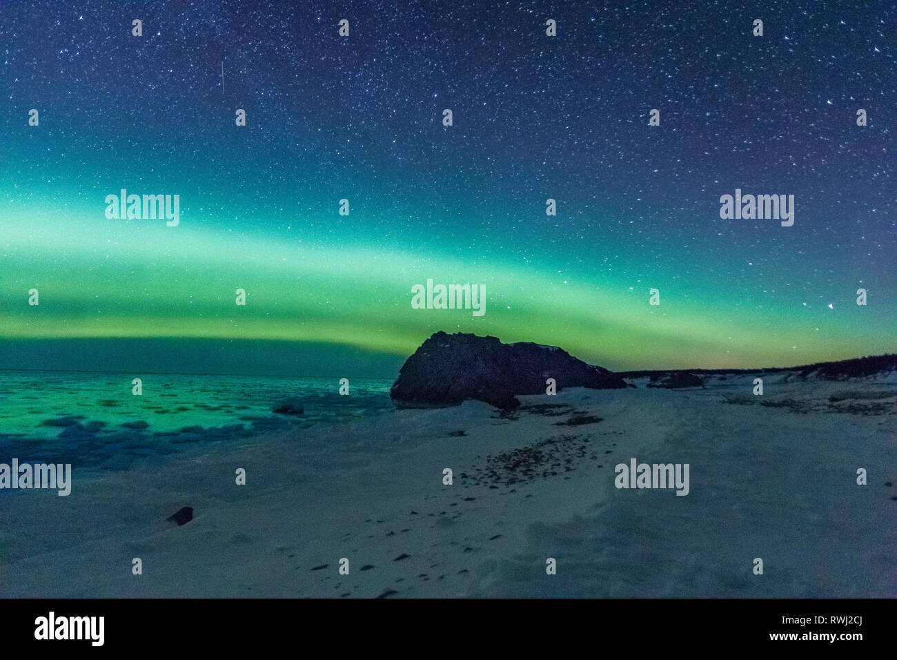 Nachthimmel, Nordlichter, Aurora Borealis, Kalksteinformationen, Arches Provincial Park, Great Northern Peninsula, Neufundland und Labrador Stockfoto