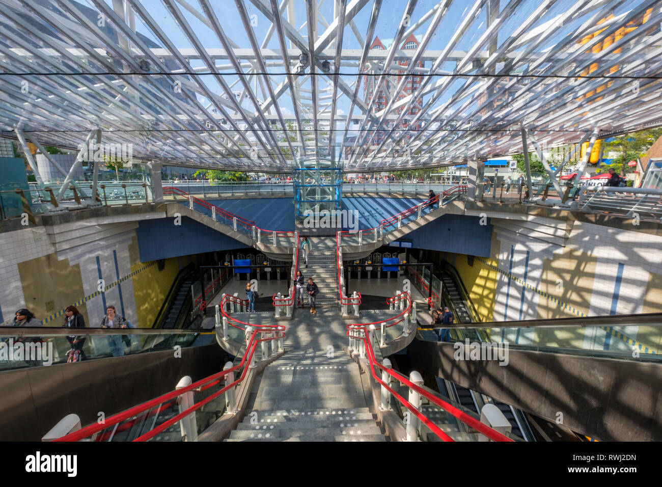 Der Eingang zum U-Bahnhof Rotterdam Blaak, Niederlande Stockfoto