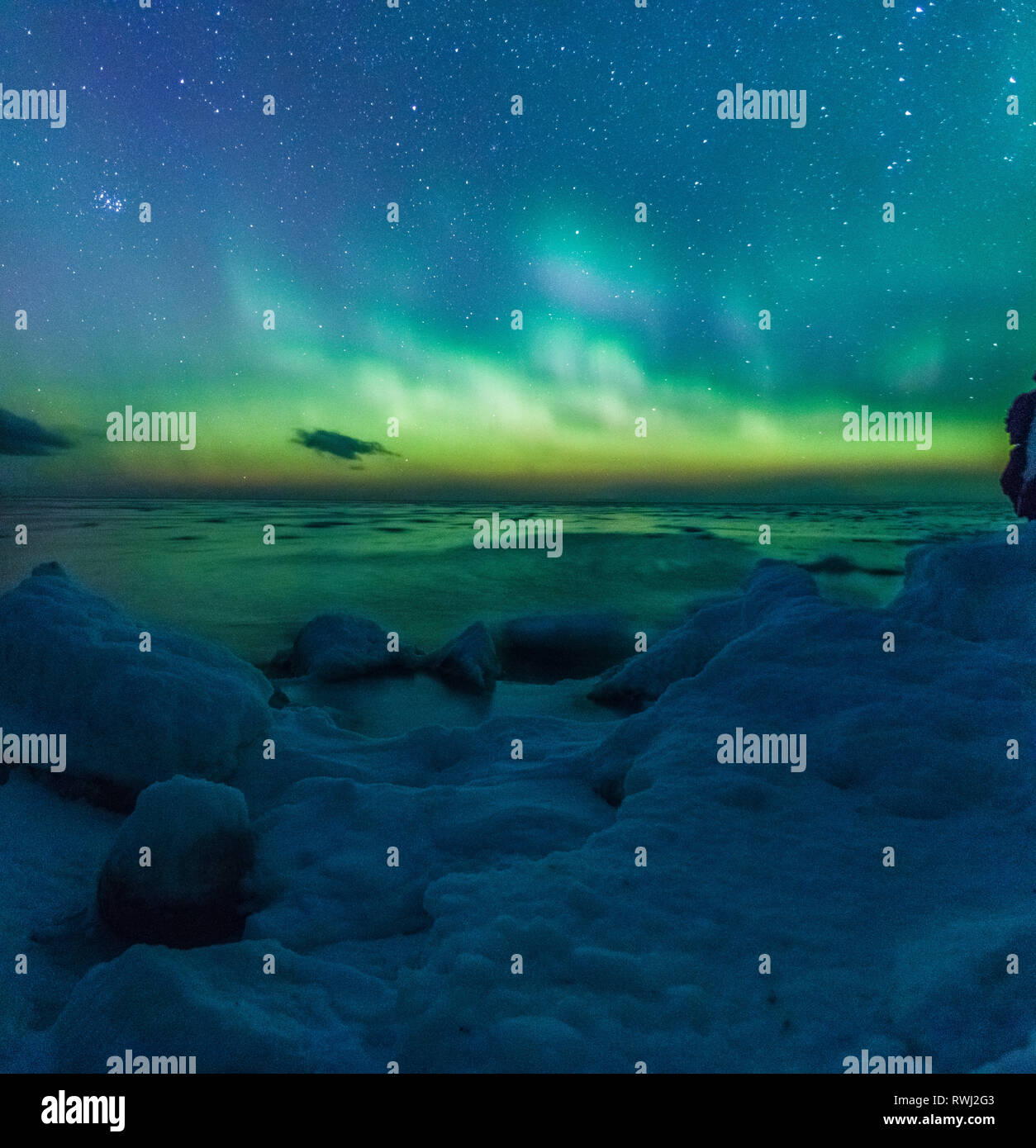 Nachthimmel, Nordlichter, Aurora Borealis, Kalksteinformationen, Arches Provincial Park, Great Northern Peninsula, Neufundland und Labrador Stockfoto