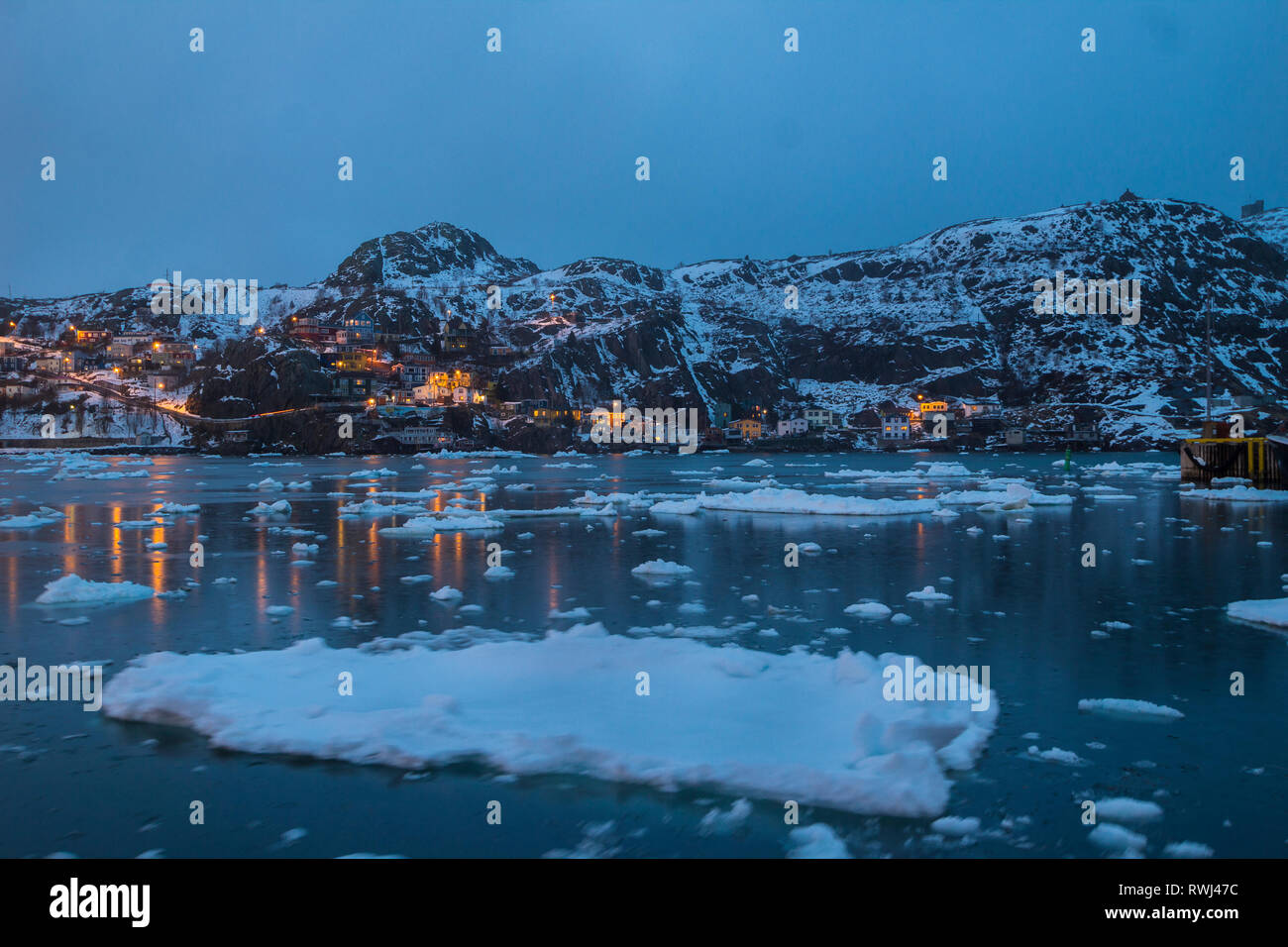 Mit Blick auf die engen Hafen von St. John im Winter, das malerische Fischerdorf bekannt als The Battery im Hintergrund, St. John's, Neufundland und Labrador Stockfoto