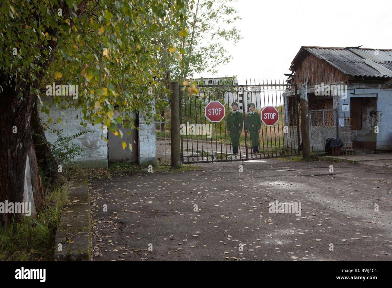 Wachhaus und Sicherheit Gates in Skrunda-1, ehemaligen sowjetischen Verteidigung Siedlung, Skrunda, Lettland Stockfoto