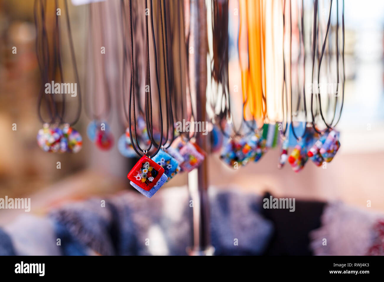 Glasanhänger in Verkauf als Souvenirs für Touristen auf die Insel Murano, Venedig Stockfoto