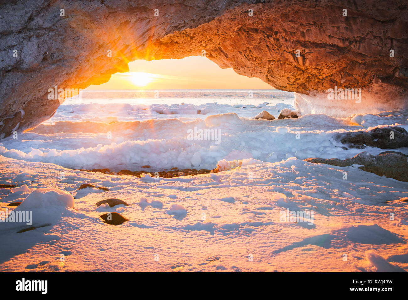 Sonnenuntergang über den Bögen ein Kalkstein Felsen an der Küste von Neufundland und Labrador Stockfoto