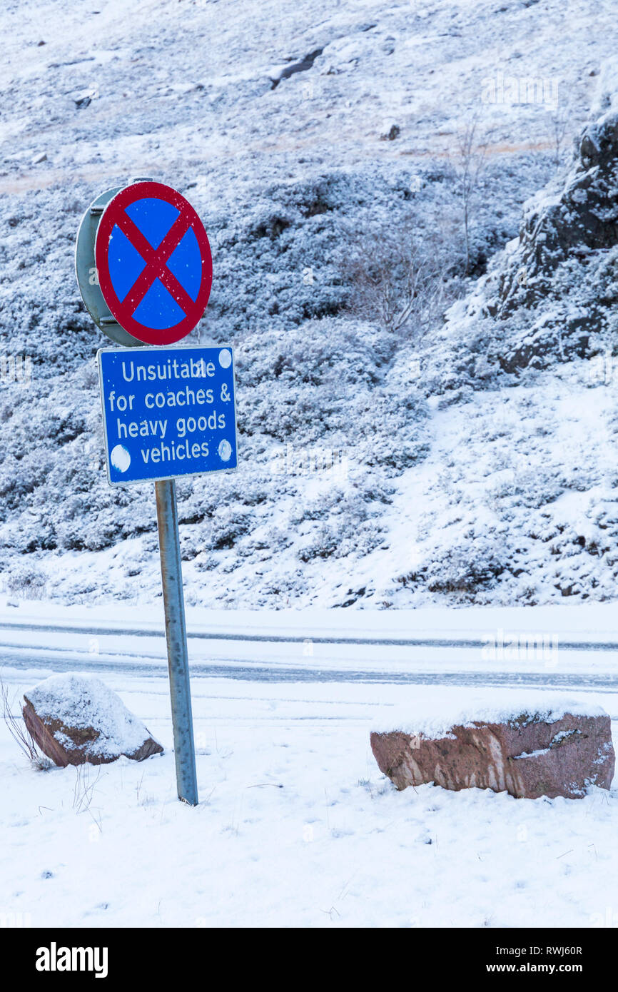 Kein stoppen clearway & ungeeignet für Reisebusse und Lastkraftwagen Verkehrszeichen auf A82 Straße an einem kalten Wintertag an Rannoch Moor, Argyll, Schottland Stockfoto