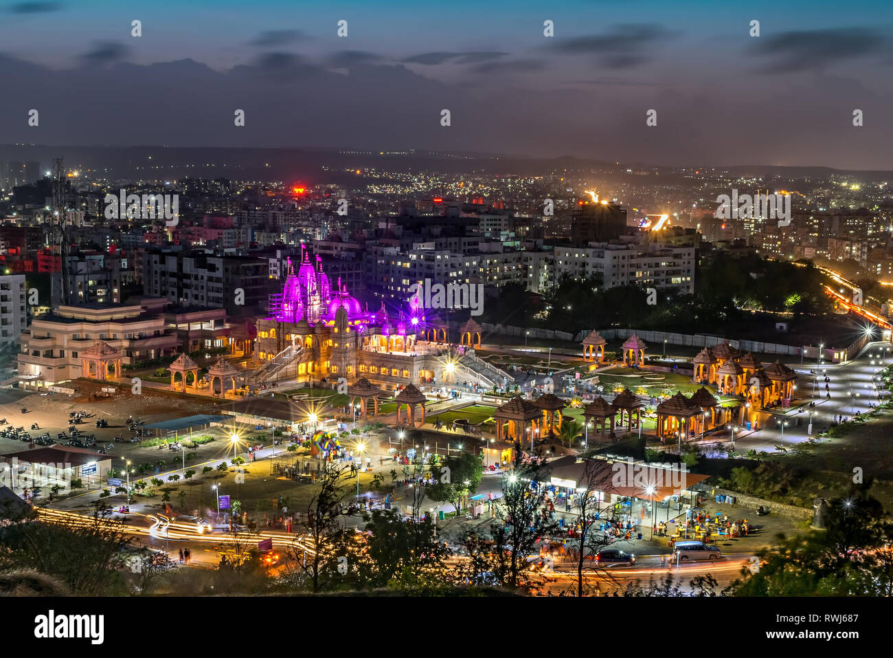 Shree Swaminarayan Tempel bei Nacht, Ambe Gaon, Pune. Stockfoto