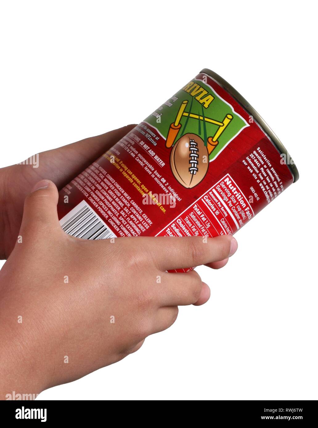 Kind Lesen der Liste der Zutaten auf dem Etikett der Lebensmittel in Dosen - Stockfoto