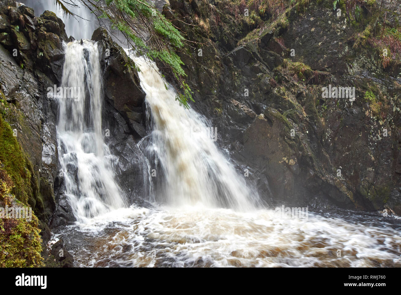 PLODDA FÄLLT TOMICH HIGHLAND SCHOTTLAND DIE LOWER FALLS GETEILT DURCH EINEN FELSEN Stockfoto