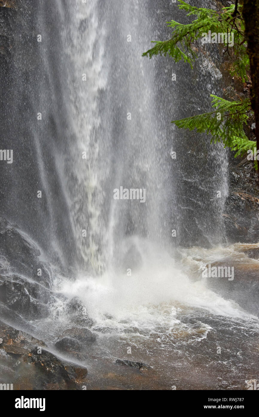 PLODDA FÄLLT TOMICH HIGHLAND SCHOTTLAND DER UNTEREN WASSERFALL SPRAY AUF FELSEN Stockfoto