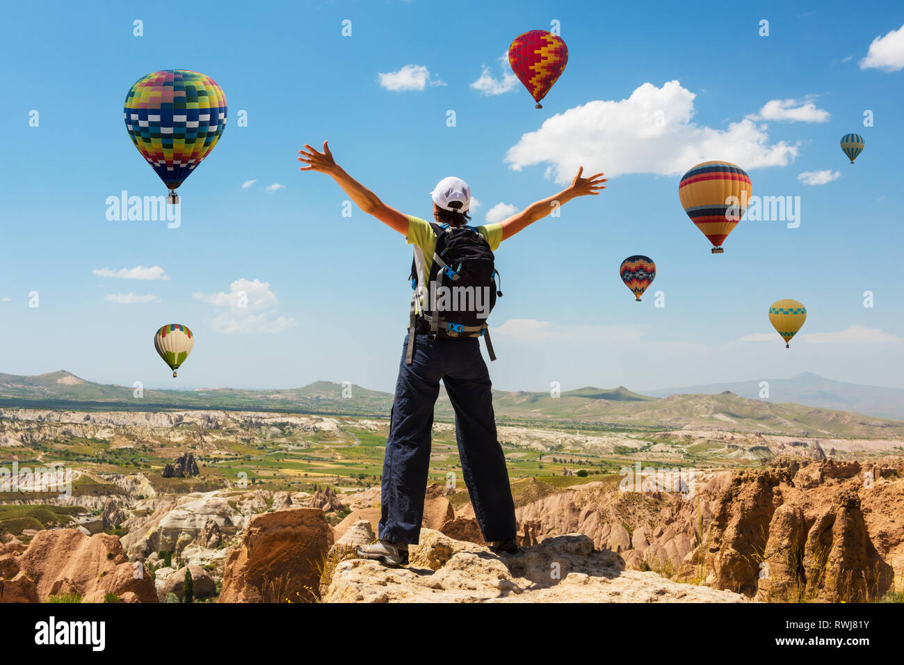 Erfolgreiche sportliche Frau in Kappadokien mit Heißluftballons Konzept der Bewegung motivation Inspiration Stockfoto