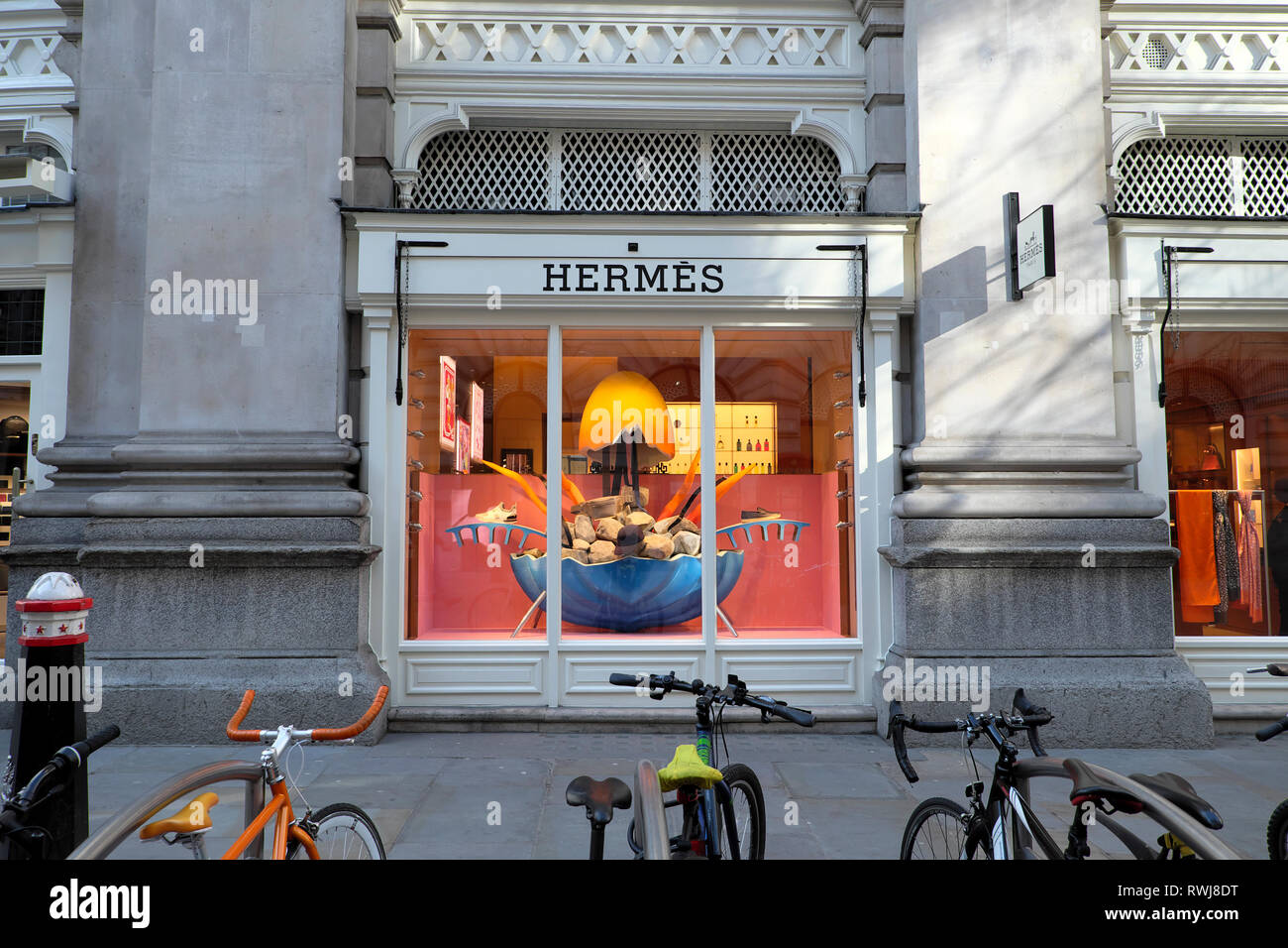 Hermès Paris store Boutique außen Schaufenster in Royal Exchange, London England UK KATHY DEWITT Stockfoto