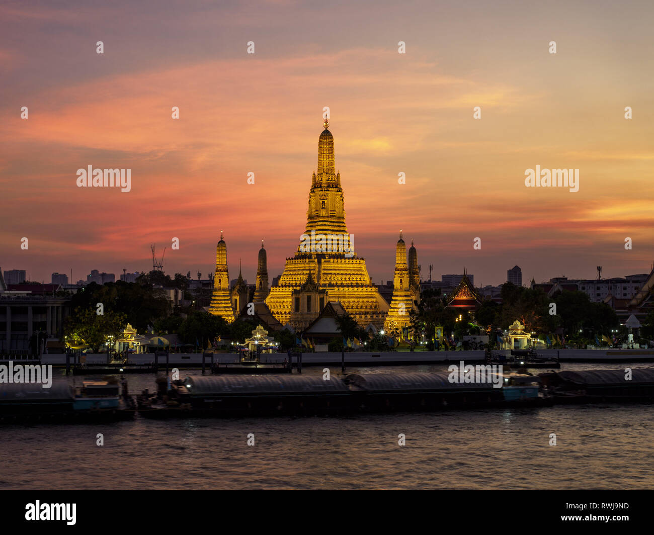 März 6, 2019 - Bangkok, Bangkok, Thailand - die Sonnenuntergänge auf Wat Arun. Wat Arun Ratchawararam Ratchawaramahawihan oder Wat Arun (Tempel der Morgenröte'''') ist ein buddhistischer Tempel (Wat) in Bangkok auf der Thonburi Seite des Chao Phraya. Der Tempel leitet seinen Namen von dem hinduistischen Gott Aruna, die wie die aufgehende Sonne personifiziert ist. Wat Arun gehört zu den bekanntesten der thailändischen Tempeln. Der Tempel hat mindestens seit dem siebzehnten Jahrhundert existierte, aber seine unverwechselbare Prang (Türme) wurden im Khmer Stil im frühen neunzehnten Jahrhundert während der Regierungszeit von König Rama II. erbaut. (Bild: © Jack Kurtz Stockfoto