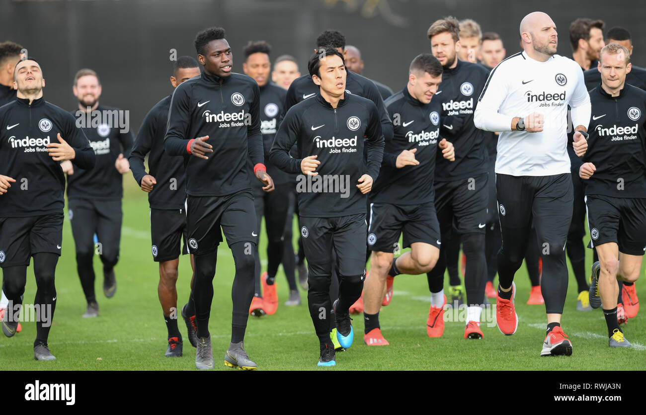 06 März 2019, Hessen, Frankfurt/Main: Die Spieler von Eintracht Frankfurt  laufen, während der Ausbildung in der Commerzbank Arena. Eintracht Frankfurt  wird Inter Mailand im Hinspiel der Runde der letzten 16 der Europa