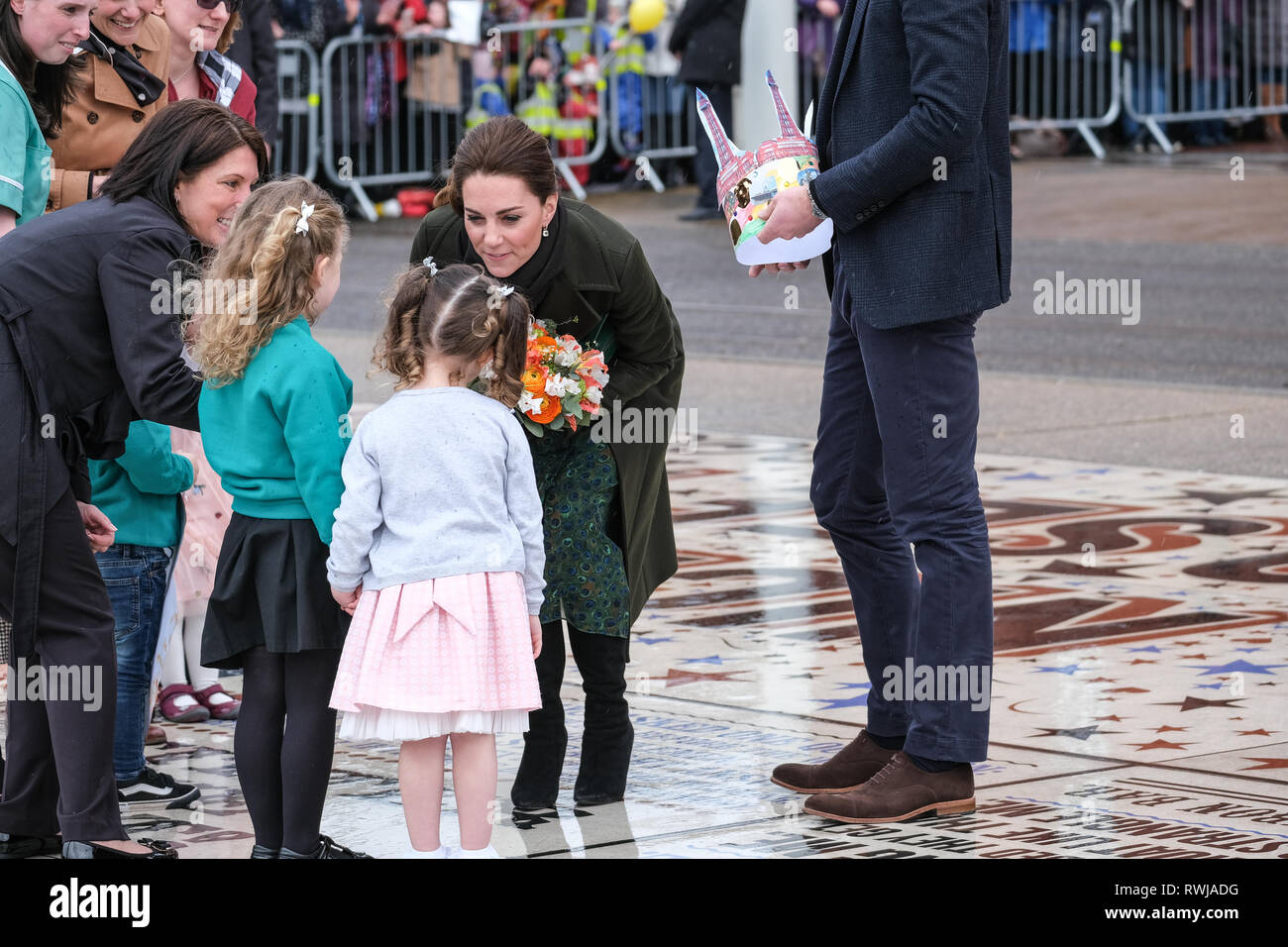 Blackpool, Großbritannien. 6. März 2019. Der Herzog und die Herzogin von Cambridge treffen Mitglieder der Öffentlichkeit an einem regnerischen Tag in Blackpool. Die Royals plauderte der Öffentlichkeit, wenn Sie die 'Komödie Teppich' gesehen. Der Rundgang folgte ein Besuch der berühmtesten Wahrzeichen der Stadt, der Blackpool Tower, wo Sie über die jüngste Geschichte des Resorts, die Herausforderungen und die Investitionen und Anstrengungen, die Regeneration laufen gelernt. Credit: Paul Melling/Alamy leben Nachrichten Stockfoto