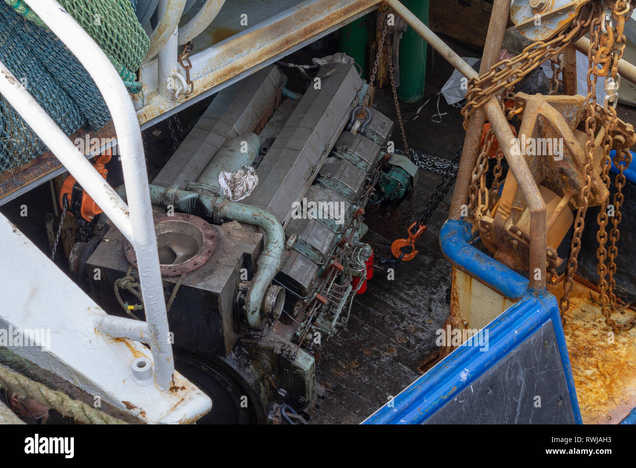 Union Hall, West Cork, Irland, 06. März 2019 Die Crew der Trawler Les Calanques Vorteil von einem Bruch in der Wetter die wichtigste Antriebsmaschine. Die alten Mitsubishi Motor wurde mit einem neuen Catapillar Einheit ausgetauscht. Den Motor wogen an 6,8 Tonnen so ein großer Kran und Ingenieuren bereit, das Werk zu vollenden. Credit: aphperspective/Alamy leben Nachrichten Stockfoto