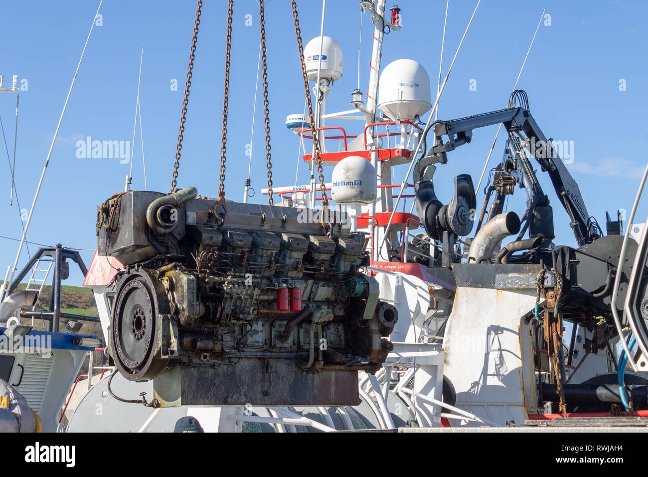 Union Hall, West Cork, Irland, 06. März 2019 Die Crew der Trawler Les Calanques Vorteil von einem Bruch in der Wetter die wichtigste Antriebsmaschine. Die alten Mitsubishi Motor wurde mit einem neuen Catapillar Einheit ausgetauscht. Den Motor wogen an 6,8 Tonnen so ein großer Kran und Ingenieuren bereit, das Werk zu vollenden. Credit: aphperspective/Alamy leben Nachrichten Stockfoto