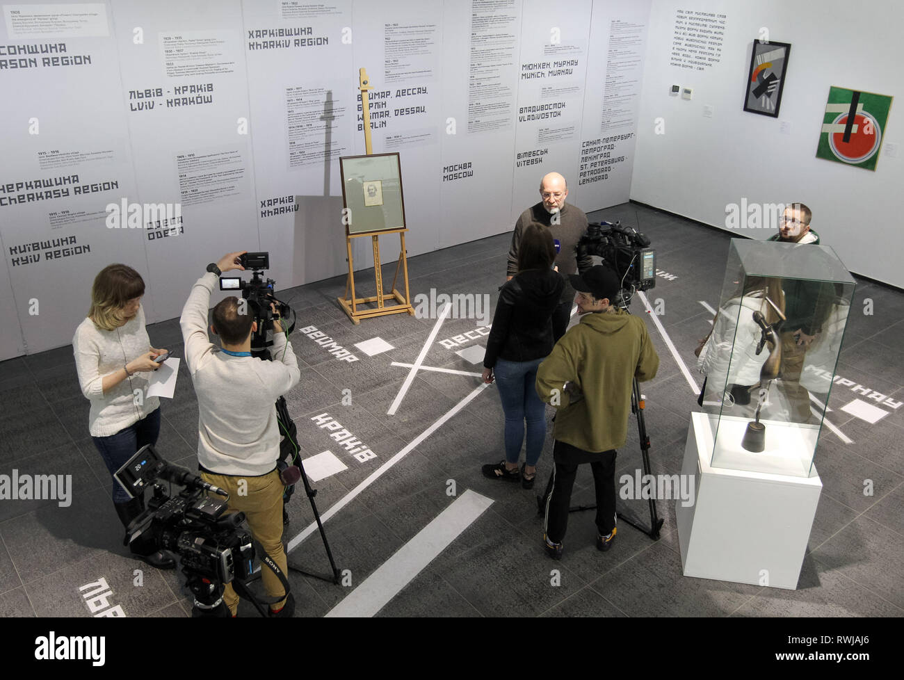 Kiew, Kiew, Ukraine. 6 Mär, 2019. Die Malerei von self-Portrait von Russischen Künstler Kasimir Malewitsch ist während der Eröffnung der Ausstellung "Avantgarde. Auf der Suche nach der vierten Dimension'' der M17 Zentrum für Moderne Kunst in Kiew, Ukraine angezeigt. Zum ersten Mal in der Ukraine präsentiert eine bisher unerreichte Self-portrait von Russischen Künstler Kasimir Malewitsch, das er 11 Monate vor seinem Tod gemalt, so die Veranstalter. "Jetzt freue ich mich wie Marx in einem Grab. Wenn ich die Kinder schreien Karl Marx', 'unterzeichnet Malewitsch auf ein Selbstporträt, in einem Brief an den Dichter Grigorij Petnikov, Pa Stockfoto