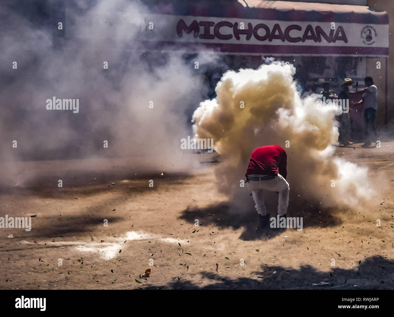 05 März 2019, Mexiko, San Juan de la Vega: Rauch steigt, wenn ein  Teilnehmer des "Festival der explosiven Hämmer" eine Platte mit seinem  Hammer Hits. In einem soliden, Sprengstoff zu einem schweren
