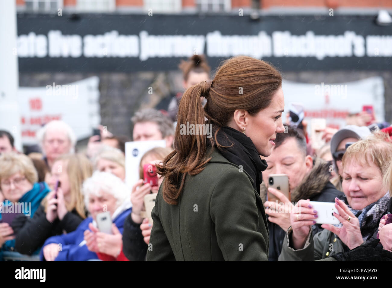 Blackpool, Großbritannien. 6. März 2019. Der Herzog und die Herzogin von Cambridge treffen Mitglieder der Öffentlichkeit an einem regnerischen Tag in Blackpool. Die Royals plauderte der Öffentlichkeit, wenn Sie die 'Komödie Teppich' gesehen. Der Rundgang folgte ein Besuch der berühmtesten Wahrzeichen der Stadt, der Blackpool Tower, wo Sie über die jüngste Geschichte des Resorts, die Herausforderungen und die Investitionen und Anstrengungen, die Regeneration laufen gelernt. Credit: Paul Melling/Alamy leben Nachrichten Stockfoto