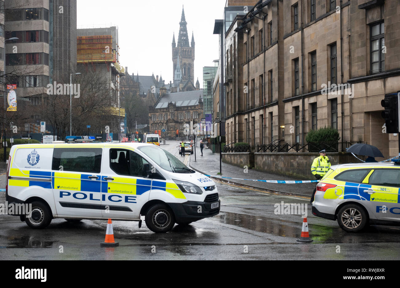 Glasgow, UK. 6 Mär, 2019. Die University Avenue geschlossen, die von der Polizei als Reaktion auf die laufende Vorfall. Ein verdächtiges Objekt in Glasgow University e-mail Zimmer gefunden wurde durch kontrollierte Sprengung durch Bombenentschärfung Experten zerstört. Credit: Iain Masterton/Alamy leben Nachrichten Stockfoto