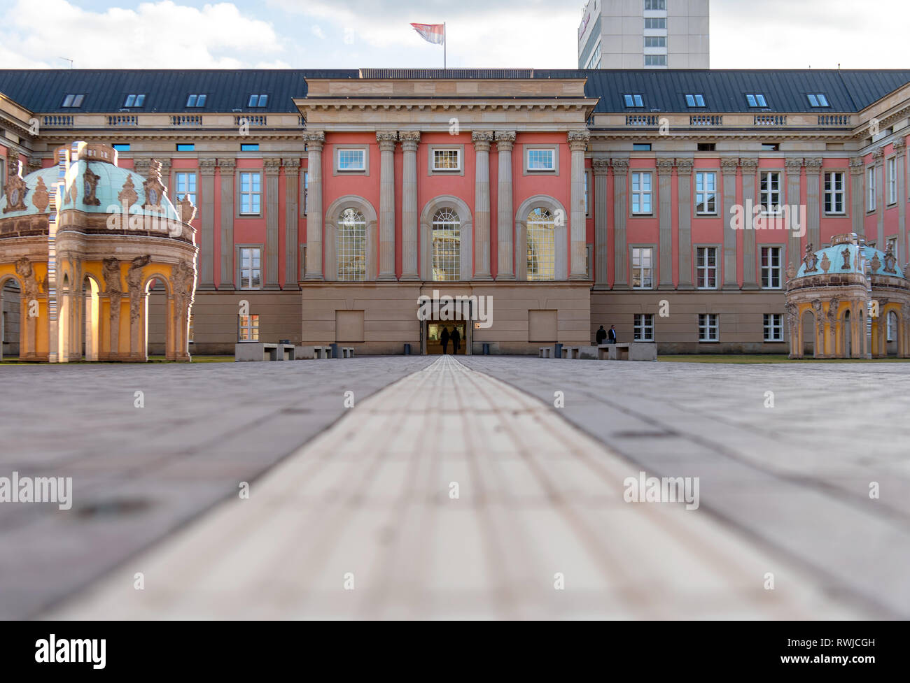 Potsdam, Deutschland. 05 Mär, 2019. Blick auf den Eingang des Brandenburger Parlament. Im Hintergrund das Hochhaus des Mercure Hotel. Credit: Monika Skolimowska/dpa-Zentralbild/ZB/dpa/Alamy leben Nachrichten Stockfoto